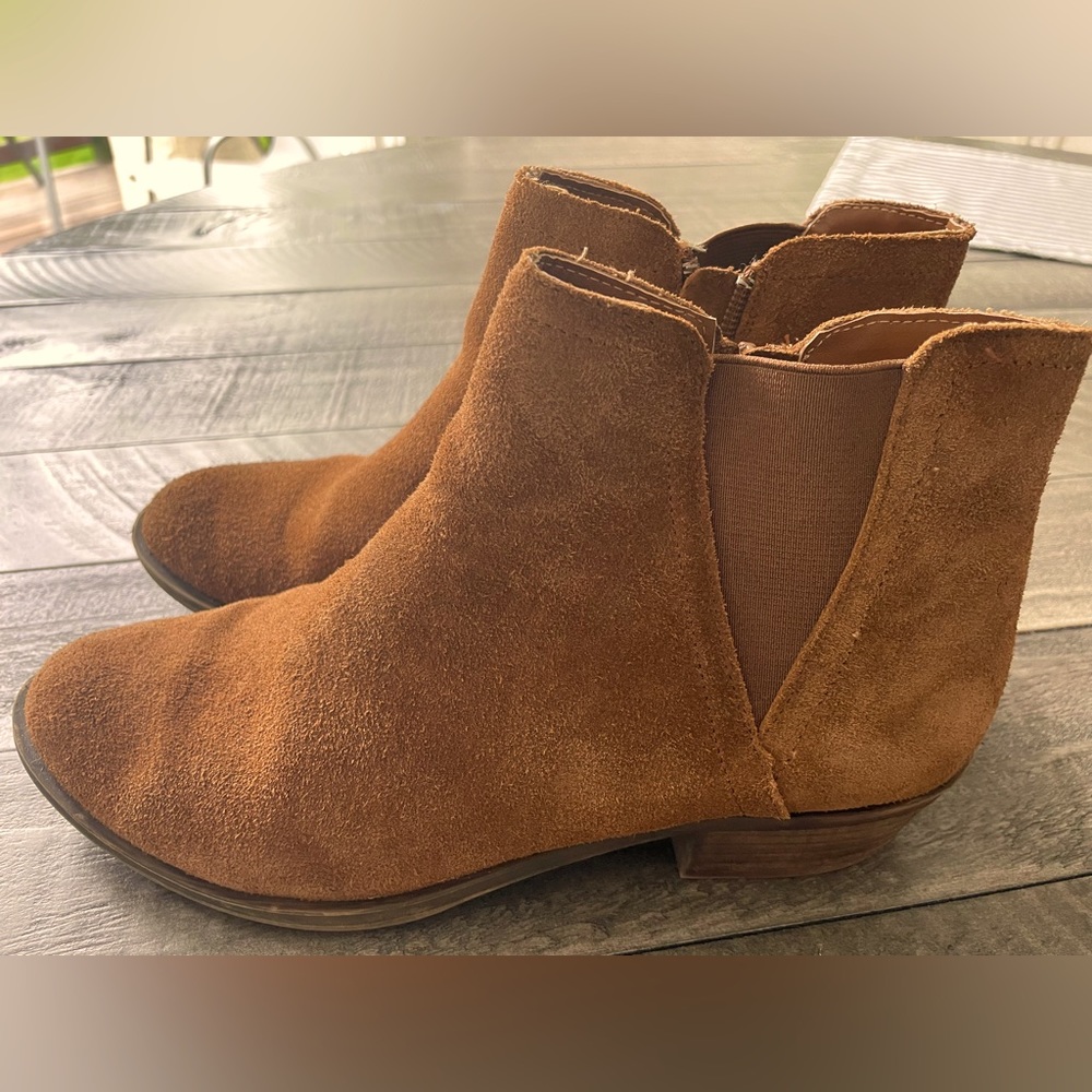 Women’s size 8 1/2 Kenzie Gazelle Ankle Boot Brown Suede with sore wear.